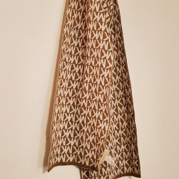 Michael Kors Tan and White Logomania Knitted Winter Scarf - Picture 5 of 9